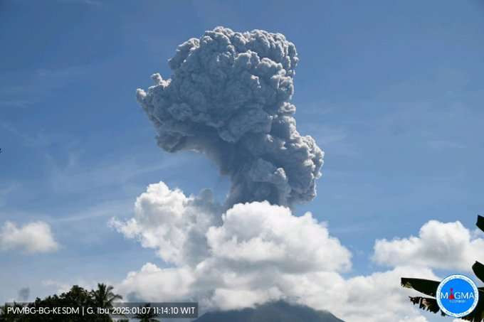 Gunung Ibu di Kabupaten Halmahera, Maluku Utara, kembali mengalami erupsi pada Selasa, 7 Januari 2025, pukul 11:12 WIT (Foto: Magma.esdm)