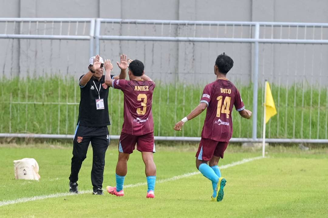 Kapten Persewangi melakukan selebrasi usai mencetak gol kedua di laga perdana (Foto: Istimewa)