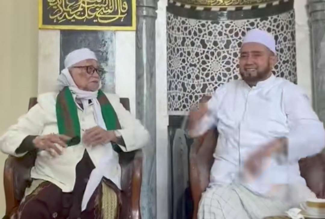 KH Anwar Manshur, Pengasuh Pesantren Lirboyo Kediri bersama Habib Syech bin Abdul Qodir Assegaf, Solo. (Foto: dok/ngopibareng.id)