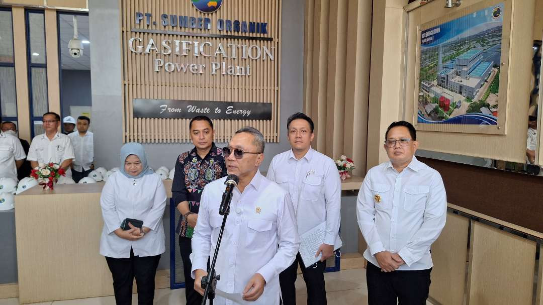 Menko Bidang Pangan, Zulkifli Hasan (tengah) saat konferensi pers seusai meninjau pengolahan sampah dengan metode gasifikasi di Benowo, Surabaya, Selasa 7 Januari 2025. (Foto: Julianus Palermo/Ngopibareng.id)