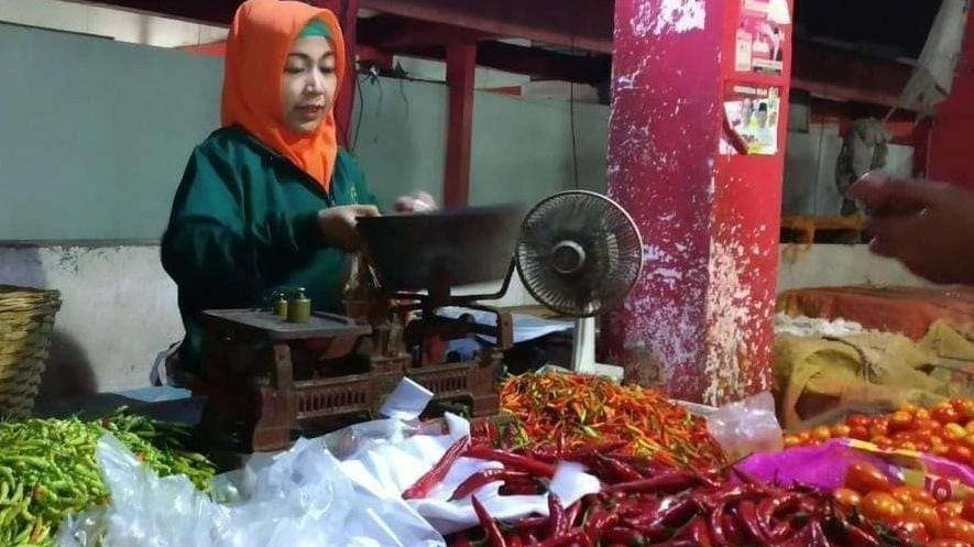 Salah seorang pedagang  cabai rawit di pasar tradisional di Kota Probolinggo. (Foto: Ikhsan Mahmudi/Ngopibareng.id)