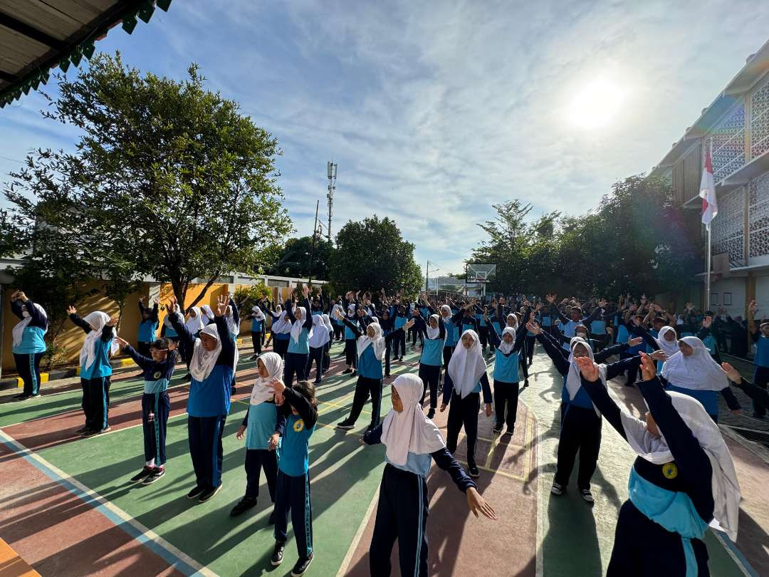 Senam Anak Hebat yang dilaksanakan sejumlah sekolah, di Indonesia, saat hari pertama masuk sekolah pada Senin 8 Januari 2025. (Foto: dok. kemendikdasmen)