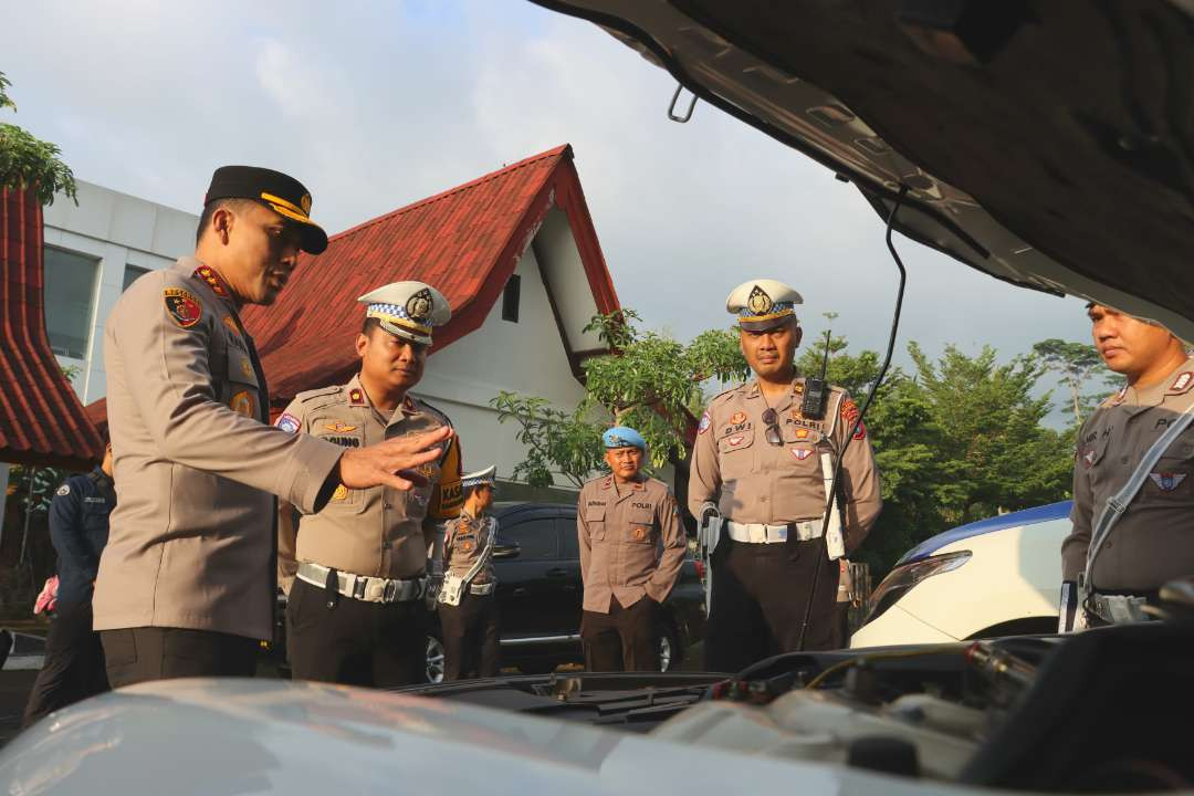 Kapolresta Banyuwangi mengecek kondisi salah satu kendaraan dinas. (Foto: Istimewa)