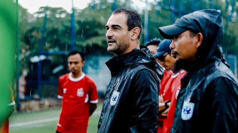 Pelatih Kepala PSIS, Gilbert Agius, memiliki visi dan target tinggi untuk membawa timnya tampil lebih baik. (Foto: Liga Indonesia Baru)