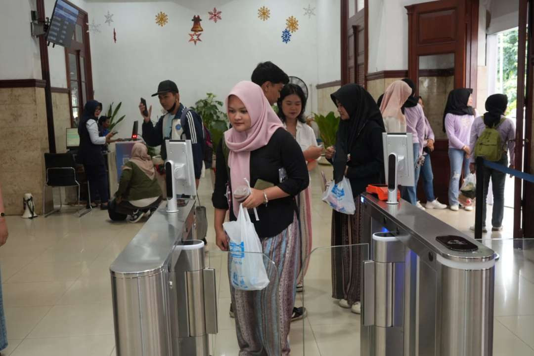 Para penumpang hendak masuk ke area ruang tunggu penumpang di Stasiun KA. (Foto : istimewa)