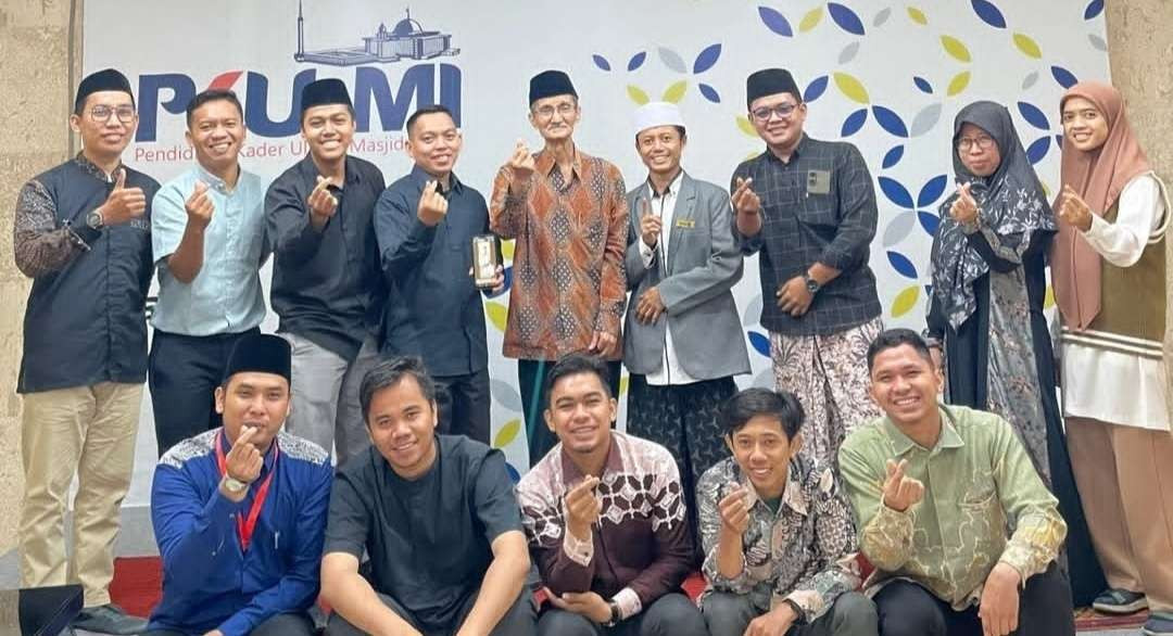 KH Husein Muhammad, Pengasuh Pesantren Dar el-Quran Arjawinangun, Cirebon, bersama para santri dan kader-kadernya. (Foto:dok/ngopibareng.id)