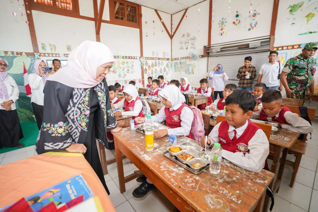 Calon Gubernur Jawa Timur Terpilih Khofifah Indar Parawansa meninjau pelaksanaan program Makan Bergizi Gratis  (MBG) di SDN Paterman 1 Modung Kabupaten Bangkalan, Selasa 7 Januari 2025. (Foto: Istimewa)