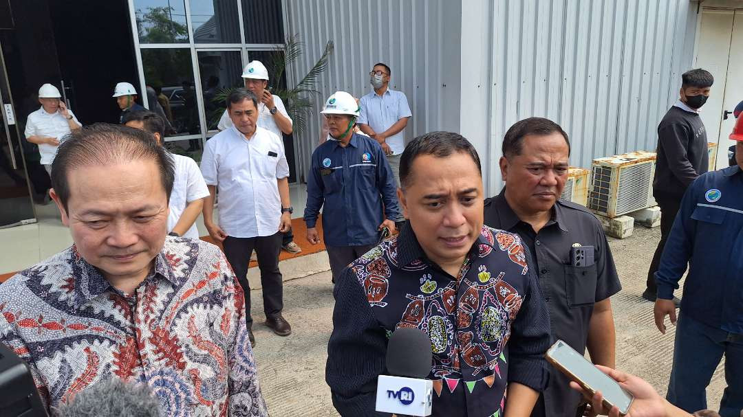 Walikota Surabaya, Eri Cahyadi (tengah) seusai kunjungan Menko Bidang Pangan, Zulkifli Hasan di TPA Benowo, Selasa 7 Januari 2025. (Foto: Julianus Palermo/Ngopibareng.id)