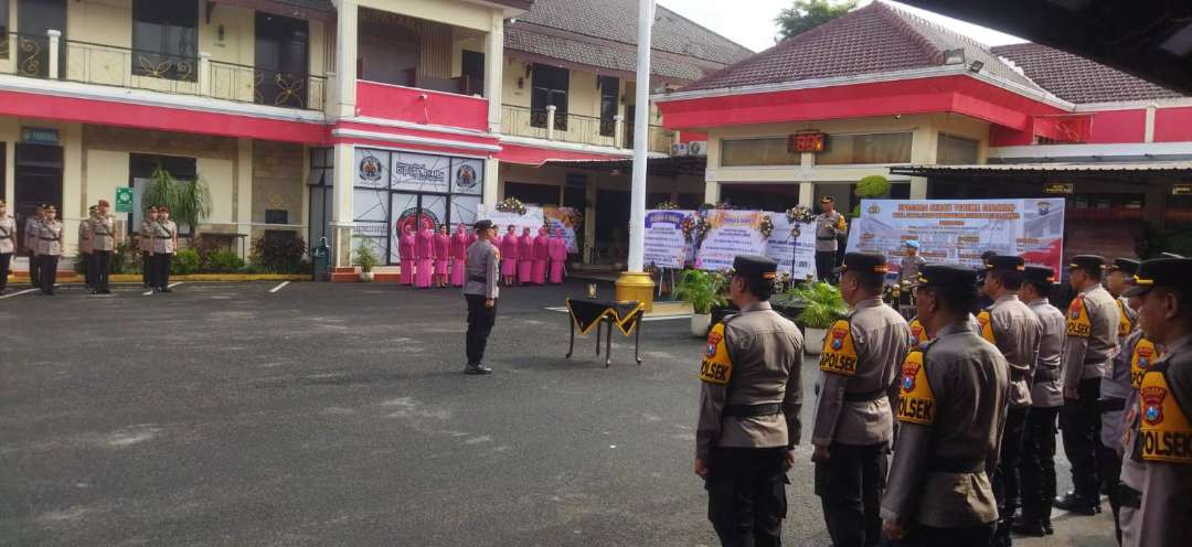 Upacara serah terima jabatan Wakapolres, Kabag, Kasat, dan Kapolsek di lingkungan Polres Jember. (Foto: Rusdi/Ngopibareng.id)