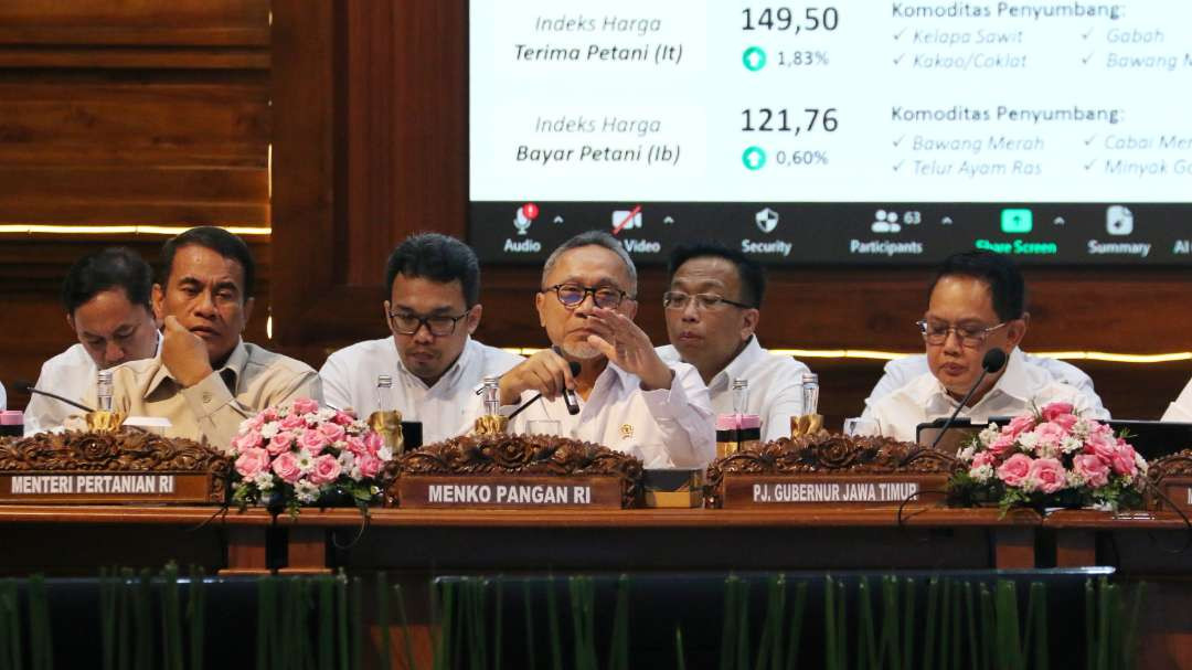 Menko Pangan, Zulkifli Hasan saat memimpin rakor pangan di Gedung Negara Grahadi, Surabaya, Selasa 7 Januari 2024. (Foto: Fariz Yarbo/Ngopibareng.id)