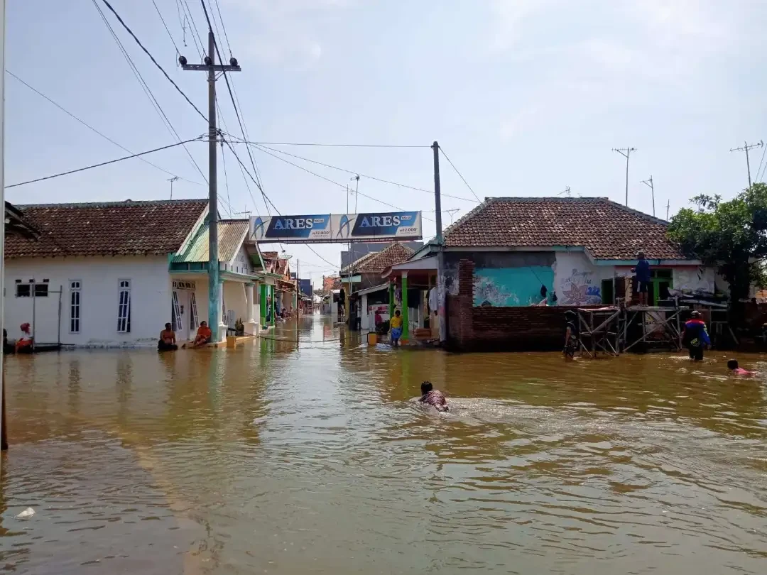 Ilustrasi. Anak-anak di Desa Kalibuntu, Kecamatan Kraksaan, Kabupaten Probolinggo bermain di genangan akibat banjir rob. (Foto: Ikhsan Mahmudi/Ngopibareng.id)