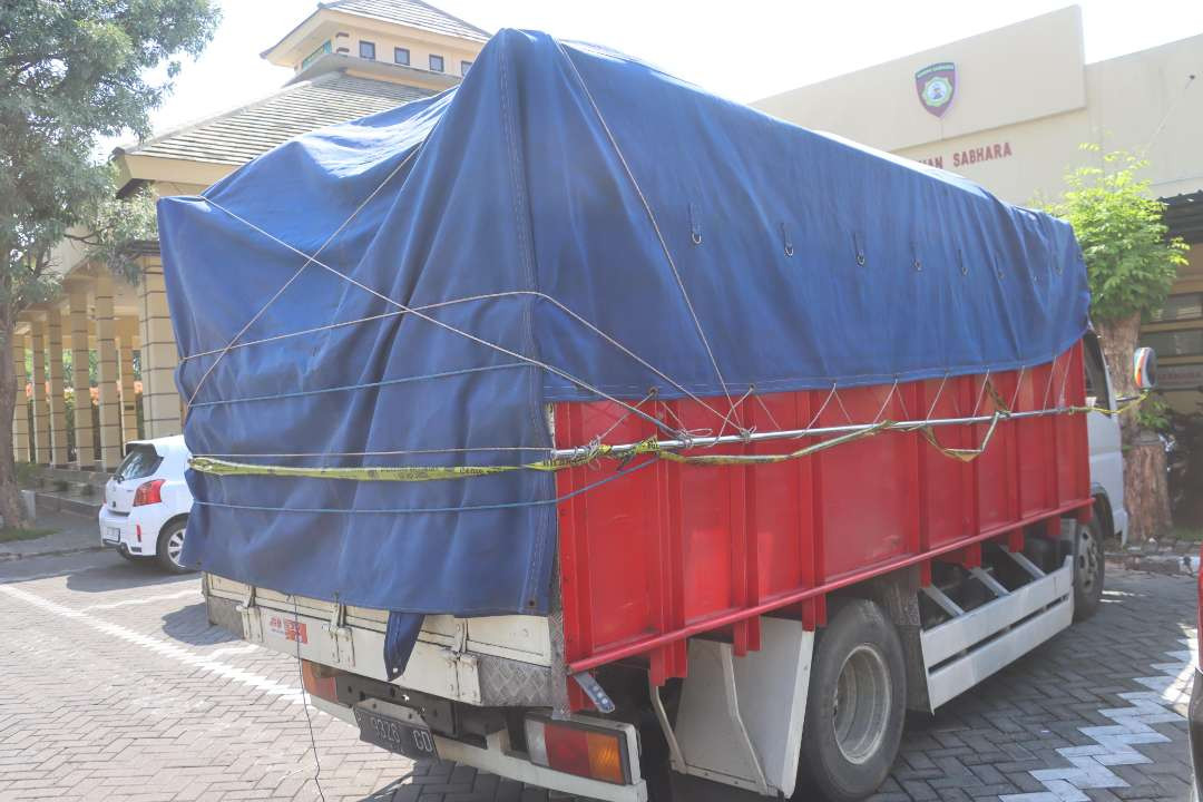 Truk pengangkut pupuk bersubsidi yang ditangkap Polres Probolinggo. (Foto: Ikhsan Mahmudi/Ngopibareng.id)