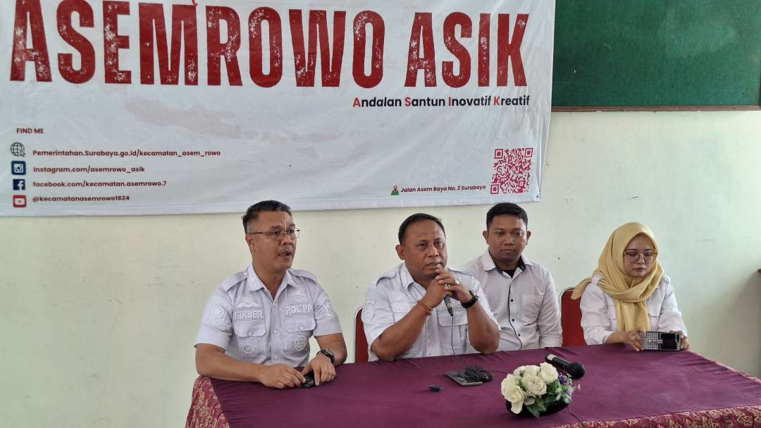 Camat Asemrowo (dua dari kiri) saat memberikan klarifikasi atas rekaman video yang viral di media sosial, di Kantor Kecamatan Asemrowo, Rabu 8 Januari 2025. (Foto: Julianus Palermo/Ngopibareng.id)