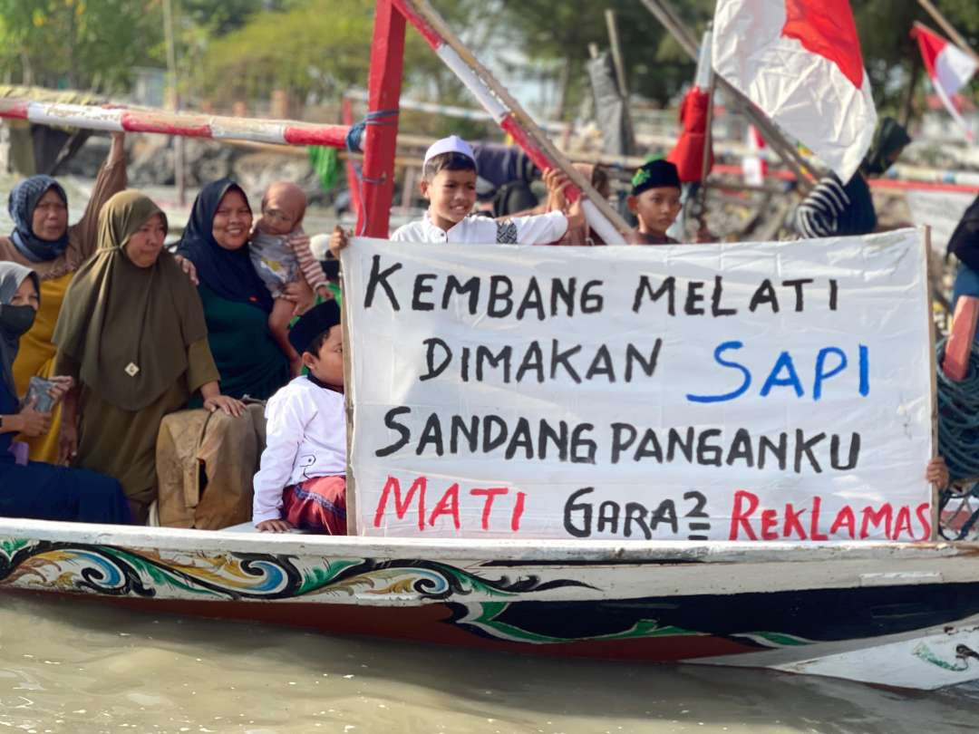 Masyarakat pesisir timur Kota Surabaya saat melakukan aksi damai menolak proyek reklamasi Surabaya Waterfront Land. (Foto: Julianus Palermo/Ngopibareng.id)