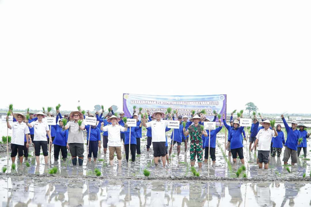 Direktur Jendral Tanaman Pangan Kementerian Republik Indonesia Yudi Sastro dan Bupati Lamongan Yuhronur Efendi menanam oadi di Desa Kebalanpelang, Kecamatan Babat (Foto :Istimewa)