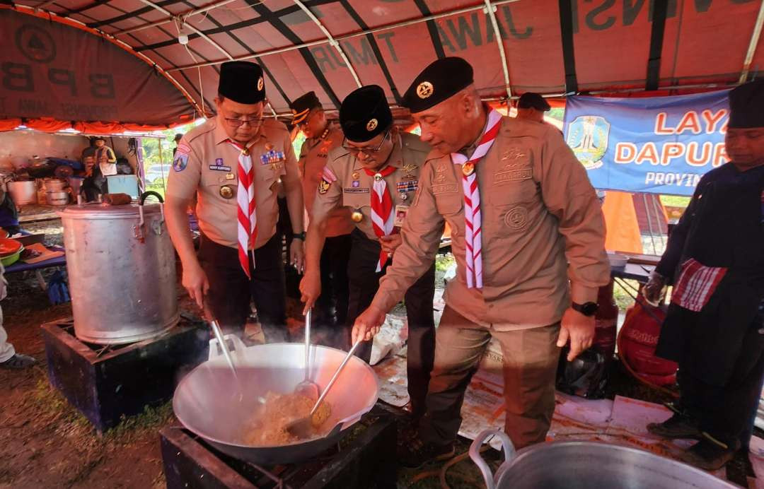 Dari kiri: Berkacamata PJ Gubernur Jatim Adhy Karyono, A.Ks., M.AP.,  Wakil Ketua Bidang Perencanaan dan Pengembangan Kwartir Nasional (Kwarnas) Gerakan Pramuka Prof. Dr. Ir. Sri Puryono Karto Soedarmo M.P.d. (tengah), Ketua Kwartir Daerah (Kwarda) Gerakan Pramuka Jawa Timur H.M. Arum Sabil S.P., SH. (Foto: Kwarda Gerakan Pramuka Jatim)