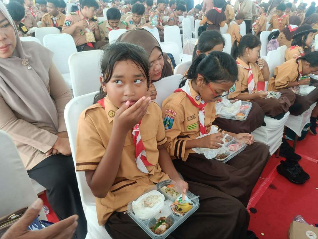 Simulasi pelaksanaan program makan bergizi gratis yang diinisiasi Kwarda Pramuka Jatim di Jember (Foto: Rusdi/Ngopibareng.id)