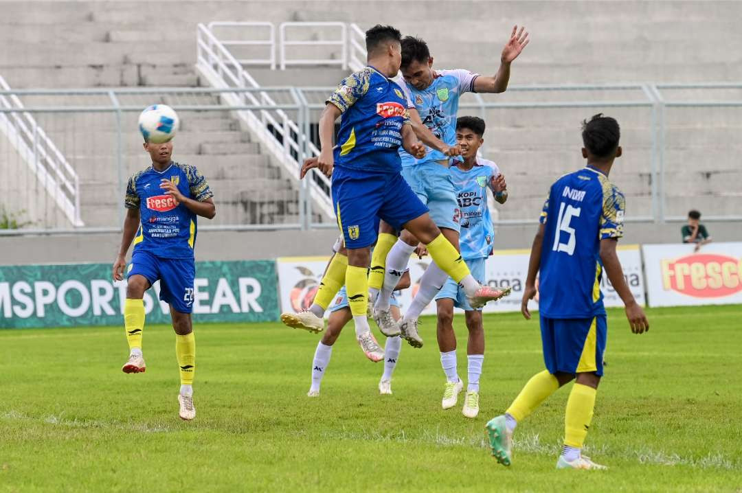 Pertandingan derby Banyuwangi Putra vs Persewangi berlangsung dengan tensi tinggi (Foto : istimewa)