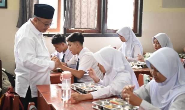 Mendikdasmen Abdul Mu'ti meninjau pelaksanaan program Makan Bergizi Gratis di di Semarang, menjadi sarana membangun karakter dan kebersamaan di kalangan anak didik. (Foto: Istimewa)