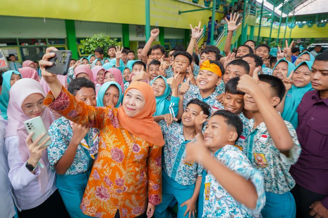 Khofifah memantau langsung pelaksanaan program MBG, mulai dari dapur sehat hingga distribusi makanan kepada siswa. (Foto: Istimewa)