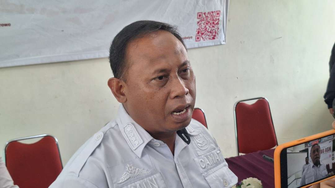 Camat Asemrowo Khusnul Amin, yang menyatakan akan melapor insiden penggerebekan oleh segerombolan warga saat dirinya dan kedua stafnya sedang melakukan rapat koordinasi kepada pihak berwajib. (Foto: Julianus Palermo/Ngopibareng.id)