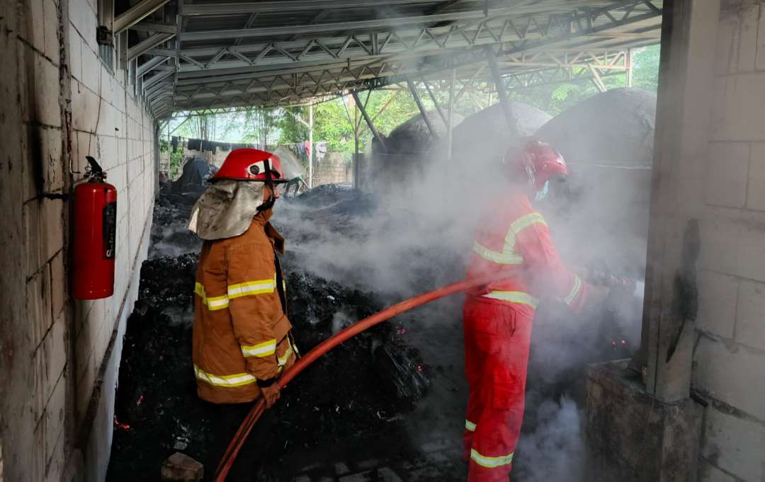 Petugas Damkar Tuban melakukan upaya pemadaman pabrik arang di Kecamatan Parengan, Tuban (Foto: dok. Damkar Tuban)