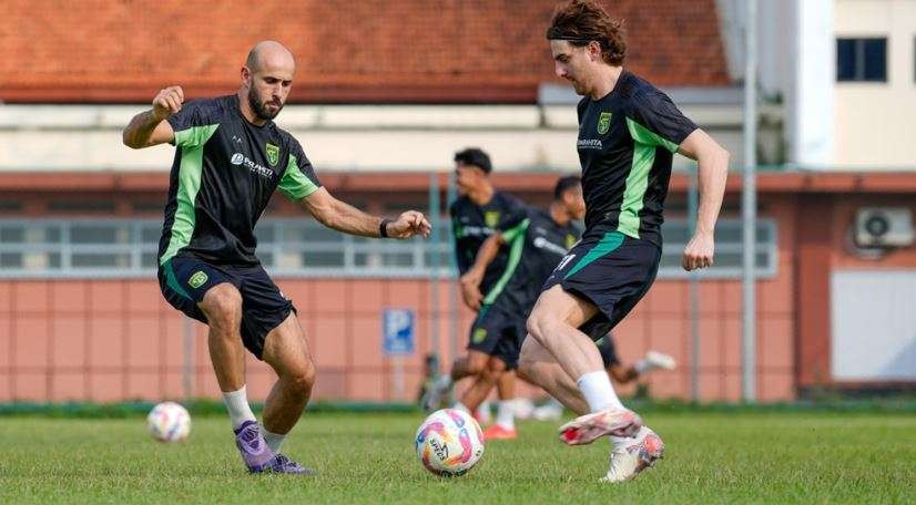 Dua pemain Persebaya saat berlatih. (Foto: Liga Indonesia Baru)