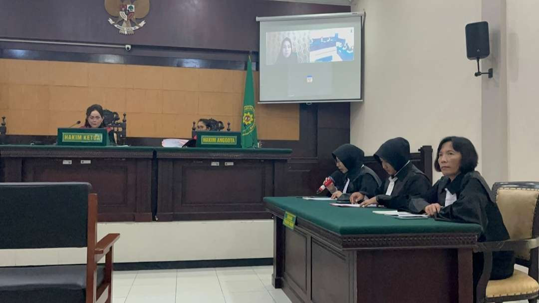 Sidang Polwan Bakar Suami di PN Mojokerto dengan agenda Pledoi.(Foto Deni Lukmantara/Ngopibareng.id)