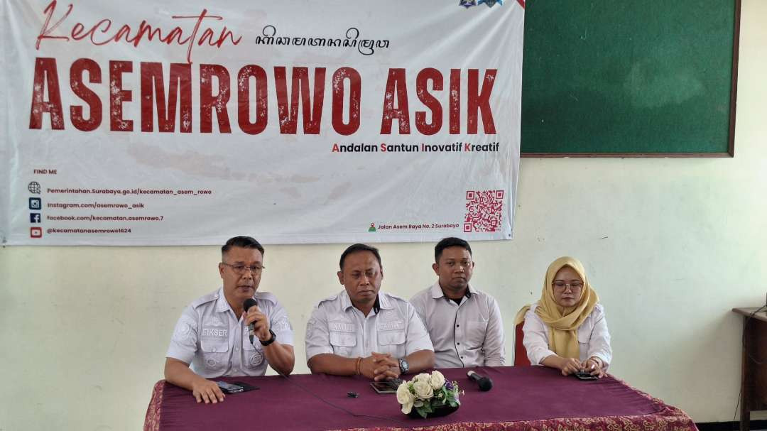 Konferensi pers yang dilakukan oleh Camat Asemrowo Khusnul Amin dan kedua stafnya, Devika Sari dan Alfian Syarifudin di Kantor Kecamatan Asemrowo, Rabu 8 Januari 2025. (Foto: Julianus Palermo/Ngopibareng.id)