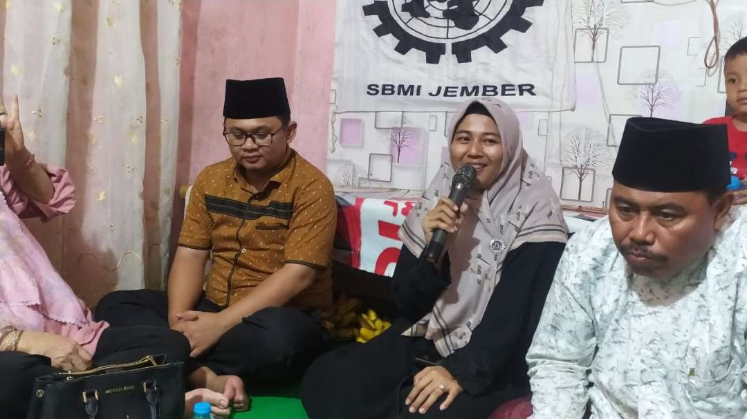 Hanifah saat mengisahkan perjalanannya sebagai PMI yang berangkat secara non prosedural (Foto: Rusdi/Ngopibareng.id)