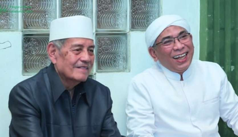 KH Abdul Ghofur, Pengasuh Pesantren Sunan Drajat, Paciran, Lamongan, bersama KH Yahya Cholil Staquf, Pesantren Raudlatul Thalibiin, Letih, Rembang. (Foto:dok/ngopibareng.id)