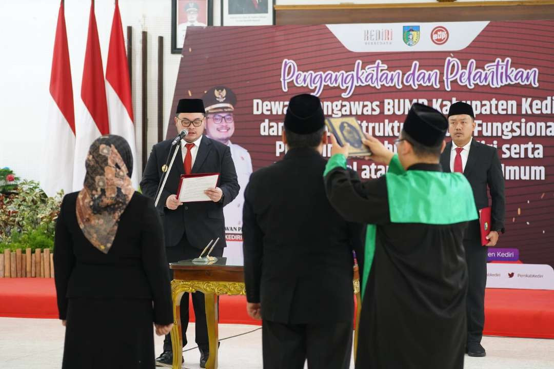 Bupati Kediri, Hanindhito Himawan Pramana resmi melantik empat dewan pengawas (Dewas) di tiga Badan Usaha Milik Daerah (BUMD) Kabupaten Kediri, Jawa Timur. (Foto: Istimewa)