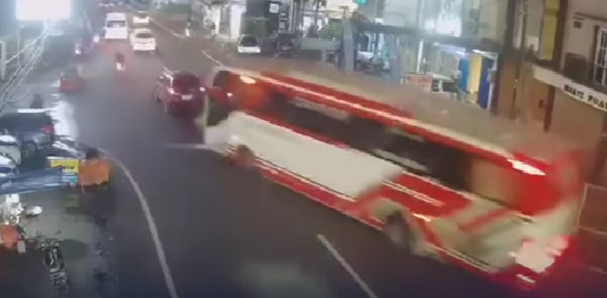 Bus pariwisata dari Bali yang mengalami kecelakaan di Jalan Imam Bonjol, Kota Batu pada Rabu 8 Januari 2025, malam. (Tangkapan layar cctv)