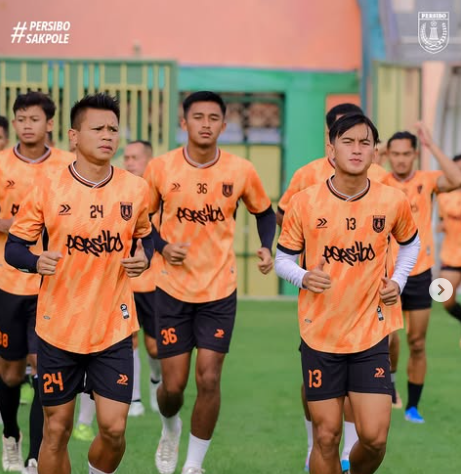 Para pemain Persibo Bojonegoro saat berlatih persiapan melawan Deltras Sidoarjo. Latihan digelar di Stadion Letjen Soedirman Bojonegoro. (Foto: Instagram Persibo)