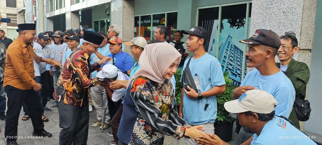 Relawan Suket Teki Nusantara (RSTN) menyambut suka cita ditetapkanya pasangan Walikota dan Wakil Walikota Kediri, Vinanda Prameswati dan Gus Qowim oleh KPU Kota Kediri, Kamis 9 Januari 2025. (Foto: Fendi Lesmana/Ngopibareng.id)