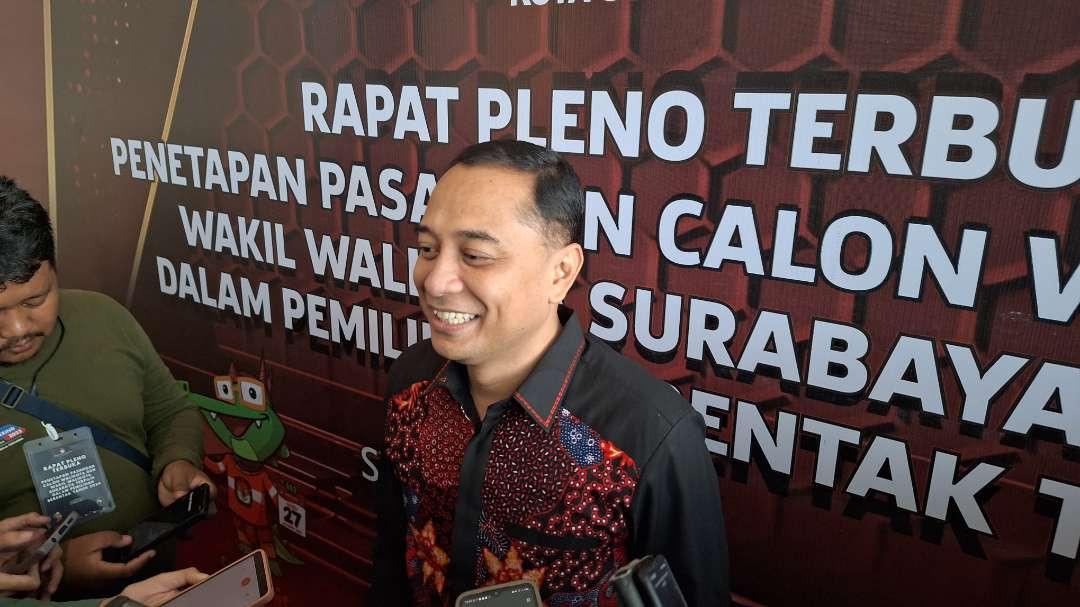 Walikota Surabaya terpilih Eri Cahyadi saat wawancara dengan awak media, usai rapat pleno terbuka penetapan paslon walikota dan wakil walikota Surabaya terpilih, Kamis 9 Januari 2025. (Foto: Julianus Palermo/Ngopibareng.id)