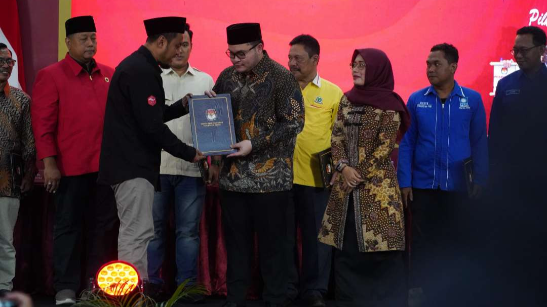 Pasangan Hanindhito Himawan Pramana-Dewi Mariya Ulfa secara resmi ditetapkan Komisi Pemilihan Umum (KPU) Kabupaten Kediri sebagai Bupati dan Wakil Bupati Kediri terpilih periode 2025-2030. (Foto: Istimewa)