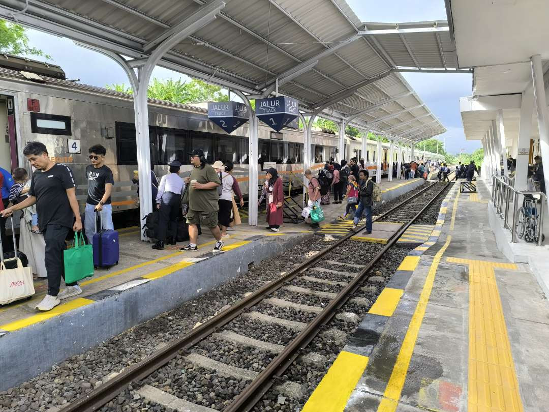 Para penumpang hendak naik kereta api di Stasiun Banyuwangi Kota. (Foto: Istimewa)