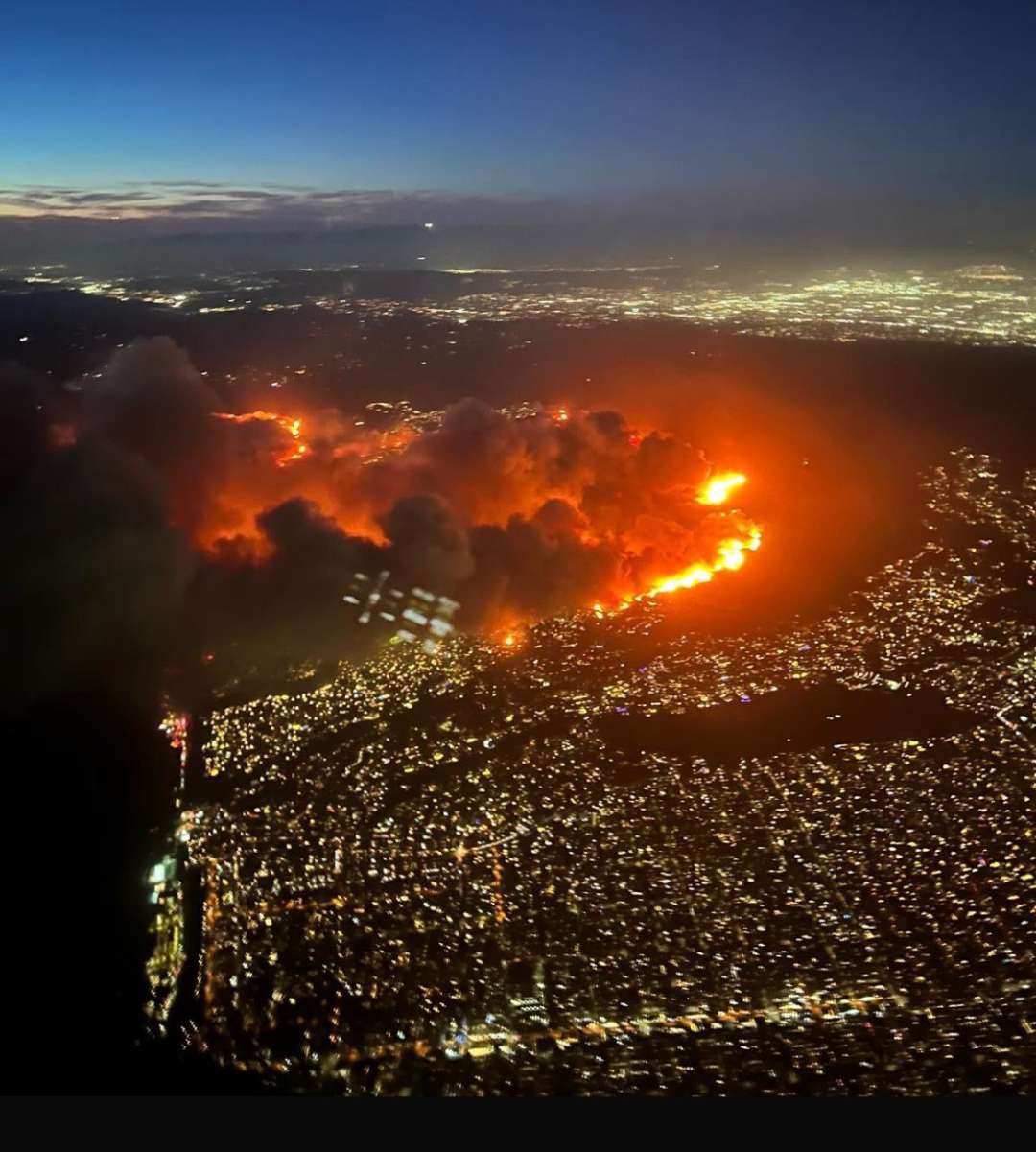 Kebakaran melanda Los Angeles. (Foto: X)