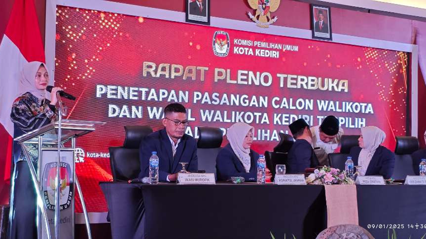 Komisi Pemilihan Umum (KPU) Kota Kediri resmi menetapkan Vinanda Prameswati dan Qowimmudin Thoha sebagai Walikota dan Wakil Walikota terpilih periode 2024-2029. (Foto: Fendi Lesmana/Ngopibareng.id)