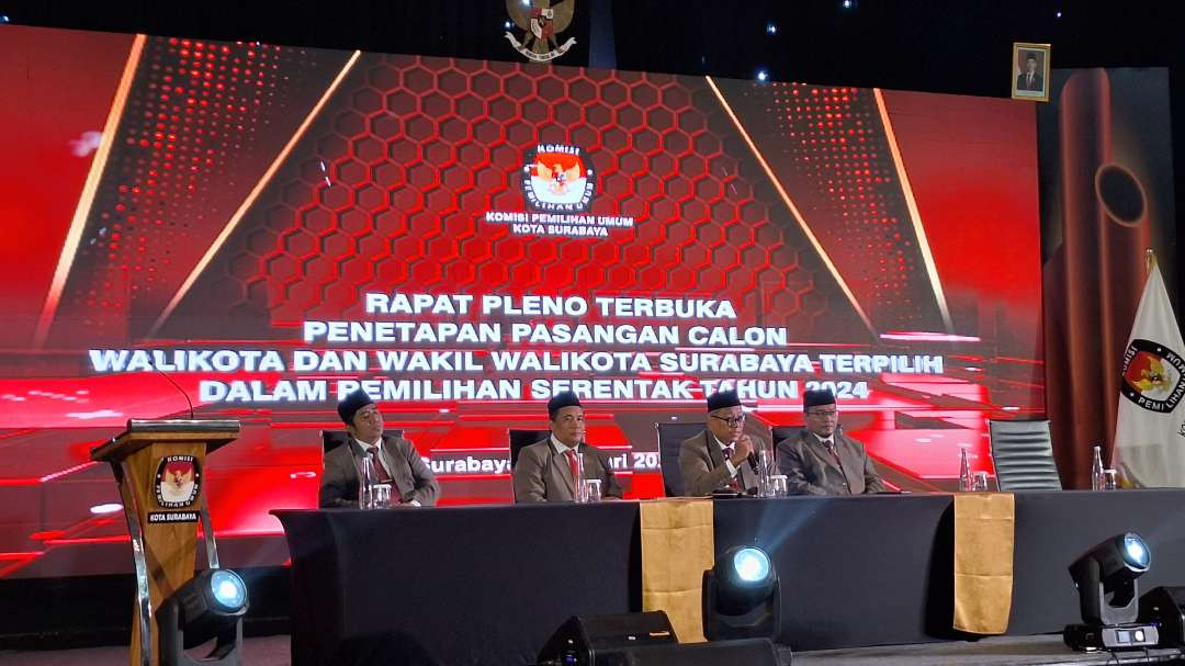 Suasana rapat pleno terbuka penetapan pasangan calon Walikota dan Wakil Walikota Surabaya terpilih dalam Pilkada 2024, yang digelar di Hotel Novotel Samator, Kamis 9 Januari 2025. (Foto: Julianus Palermo/Ngopibareng.id)