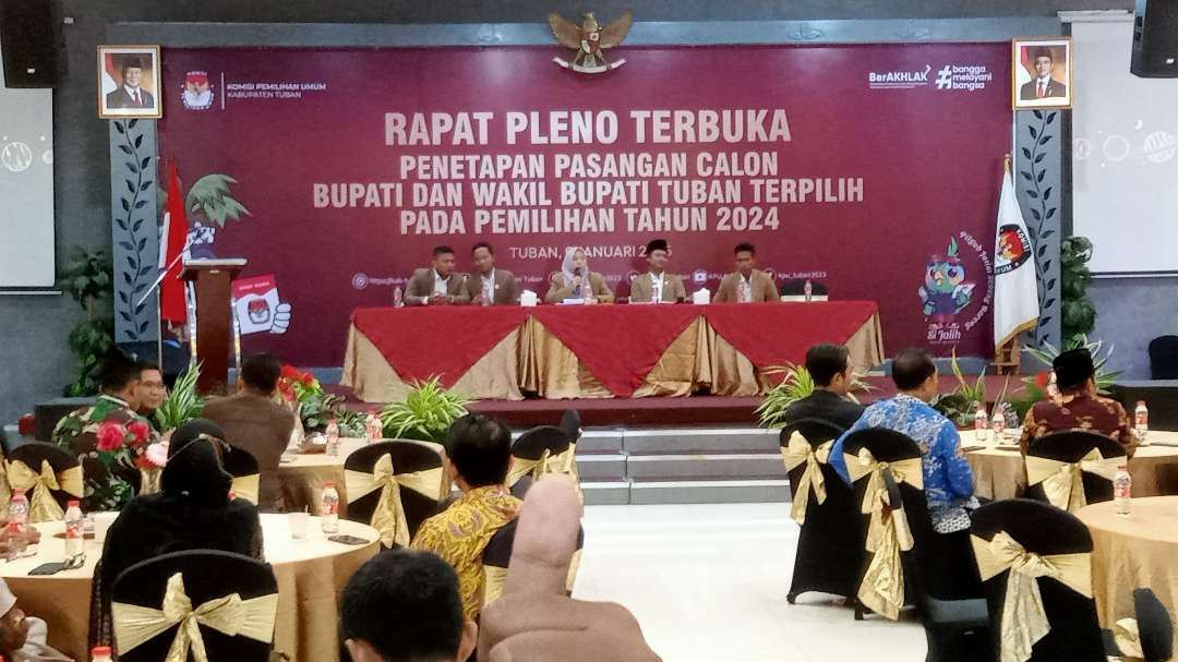 Rapat pleno terbuka penetapan pasangan calon Bupati dan Wakil Bupati Tuban terpilih pada pemilihan 2024. (Foto: Khoirul Huda/Ngopibareng.id)