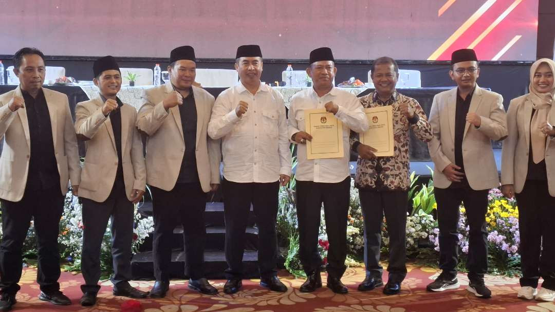 Bupati dan Wakil Bupati terpilih, Hari Wuryanto dan dokter Purnomo Hadi berfoto bersama jajaran komisioner KPU Kab Madiun. (Foto: Tova Pradana/Ngopibareng.id)