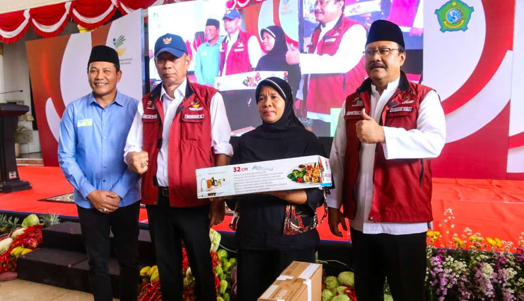 Menteri Sosial (Mensos) Gus Ipul serahkan bantuan alat rumah tangga kepada salah satu KPM di Sidoarjo, Jawa Timur. (Foto: Aini Arifin/Ngopibareng.id)