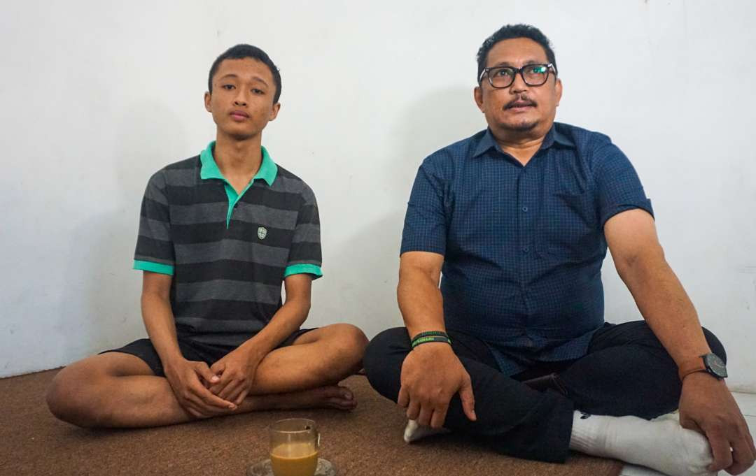 Anggota Komisi D, DPRD Sidoarjo saat di rumah Haikal. (Foto: Aini Arifin/Ngopibareng.id)