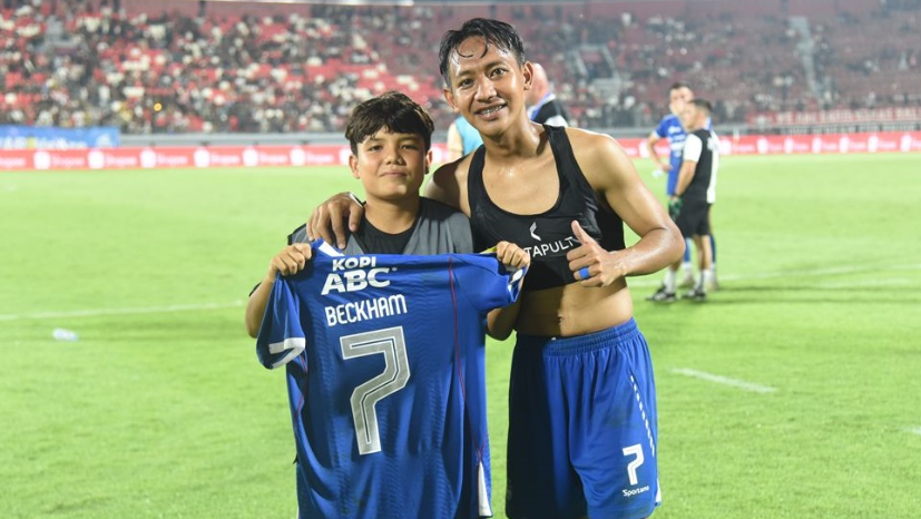 Beckham Putra Nugraha memberikan jersey-nya kepada ball kid usai laga lawan Bali United FC di di Stadion Kapten I Wayan Dipta, Selasa 7 Januari 2025 kemarin. (Foto: Liga Indonesia Baru)