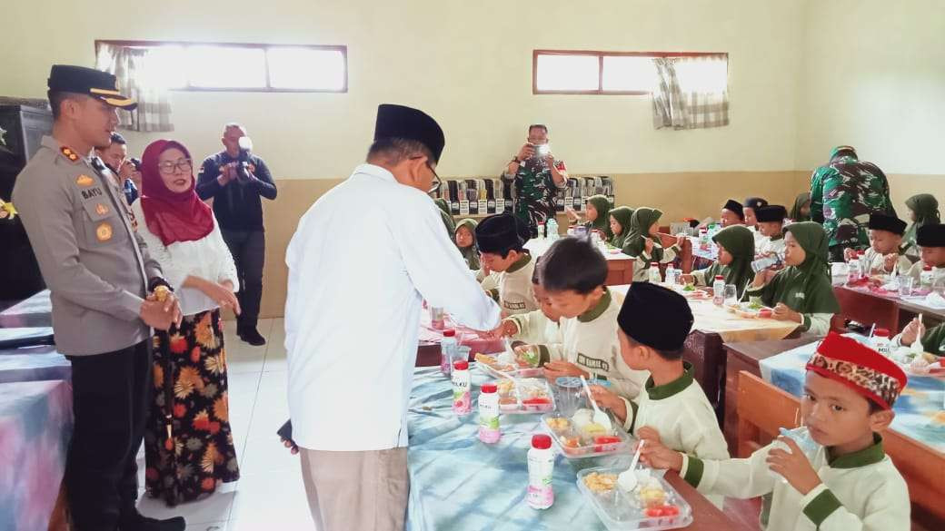 Simulasi program makan bergiI gratis di Jember (Foto: Dokumen Polres Jember)