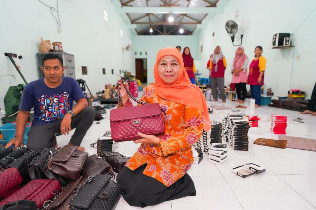 Calon Gubernur Jawa Timur Terpilih Khofifah Indar Parawansa, melakukan kunjungan  ke sentra produksi kulit di kawasan Tulangan, Kabupaten Sidoarjo, Rabu 8 Januari 2025. (Foto: Istimewa)