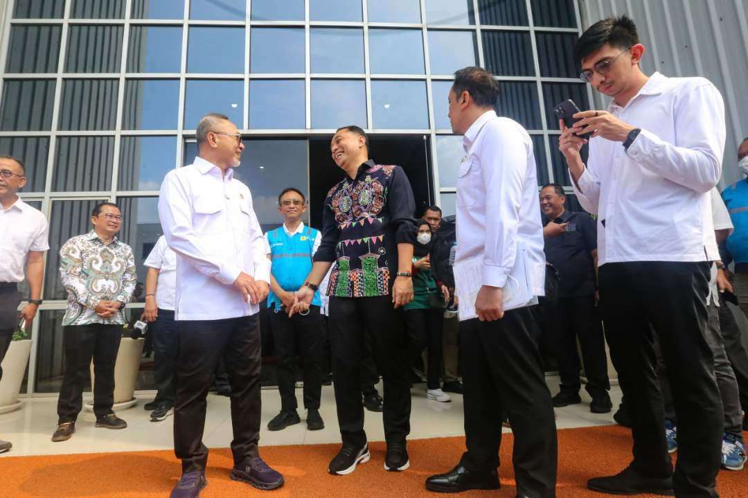 Walikota Surabaya Eri Cahyadi saat menemani Menteri Koordinator Bidang Pangan (Menko Pangan) Zulkifli Hasan mengunjungi TPA Benowo pada Selasa 7 Januari 2025. (Foto: Istimewa)