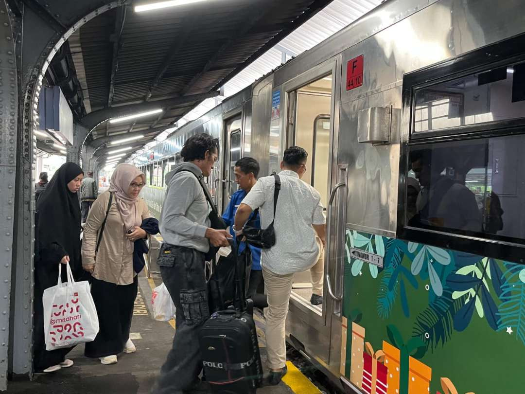 Para penumpang saat naik ke dalam kereta api di Stasiun Jember. (Foto: Dok. KAI Daop 9 Jember)